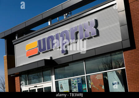 Ein logo Zeichen außerhalb eines Uniprix apothekeneinzelhandel Lage in Greenfield Park, Quebec, Kanada, am 23. April 2019. Stockfoto