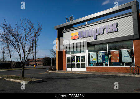 Ein logo Zeichen außerhalb eines Uniprix apothekeneinzelhandel Lage in Greenfield Park, Quebec, Kanada, am 23. April 2019. Stockfoto