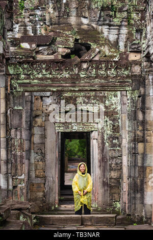 Touristische gekleidet in einem Regenmantel bei Preah Khan, Tempel, Angkor, UNESCO-Weltkulturerbe, Provinz Siem Reap, Kambodscha, Indochina, Südostasien, Asien Stockfoto