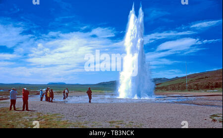 Eruption des Strokkur Geysir, Tal Haukadalur, Island Stockfoto