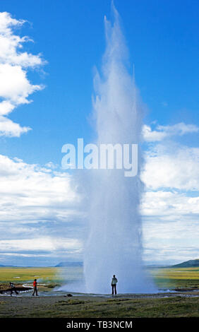 Eruption des Strokkur Geysir, Tal Haukadalur, Island Stockfoto