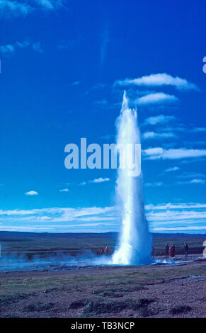 Eruption des Strokkur Geysir, Tal Haukadalur, Island Stockfoto