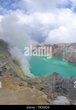 Ausgehende Schwefel Dampf bei volcany Komplex, Crater Lake Kawah, Kawah Ijen, Besuki, Ijen, Java, Indonesien Stockfoto