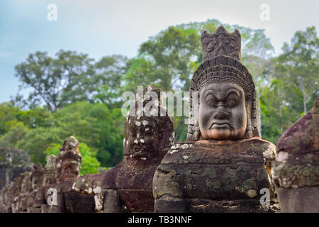 Statuen von South Gate, Angkor Thom, UNESCO-Weltkulturerbe, Provinz Siem Reap, Kambodscha, Indochina, Südostasien, Asien Stockfoto