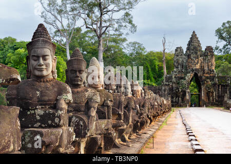 Statuen von South Gate, Angkor Thom, UNESCO-Weltkulturerbe, Provinz Siem Reap, Kambodscha, Indochina, Südostasien, Asien Stockfoto