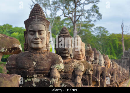 Statuen von South Gate, Angkor Thom, UNESCO-Weltkulturerbe, Provinz Siem Reap, Kambodscha, Indochina, Südostasien, Asien Stockfoto