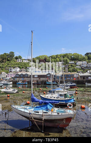 Yachten im Hafen am Fluss in Looe, Cornwall. Stockfoto