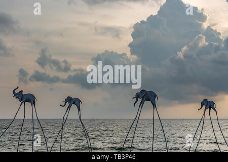 Phu Quoc, Vietnam - 20. Mai 2019: Elefanten Skulpturen über die Küste bei Sonnenuntergang Senato Beach Club Stockfoto