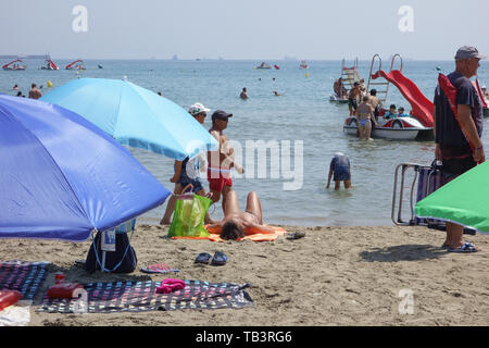 La Pineda, Spanien - August 06, 2018: La Pineda ist einer der größten touristischen Städte in Spanien. In der Tag Leuchten in der Stadt. Stockfoto