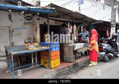 Frau kaufen Fleisch bei Metzger in Fort Kochi, Kerala, Indien Stockfoto