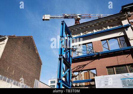 03.04.2019, Brüssel, Brüssel, Belgien - Baustelle für ein neues Wohnhaus. Teil der Fassade des ehemaligen Gebäude hat Preserv. Stockfoto