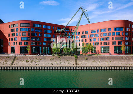 18.04.2019, Duisburg, Nordrhein-Westfalen, Deutschland - Innenhafen Duisburg mit dem Wave-förmigen Gebäude des Staatsarchivs Norden Rhine-Westphal Stockfoto