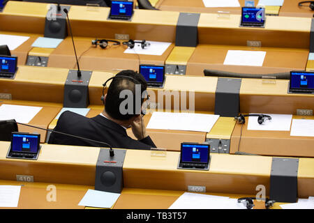 03.04.2019, Brüssel, Brüssel, Belgien, ein Mitglied des Parlaments, die im ansonsten leeren Sitzreihen im Wohnzimmer des Europäischen Parlaments. 00 R1 Stockfoto