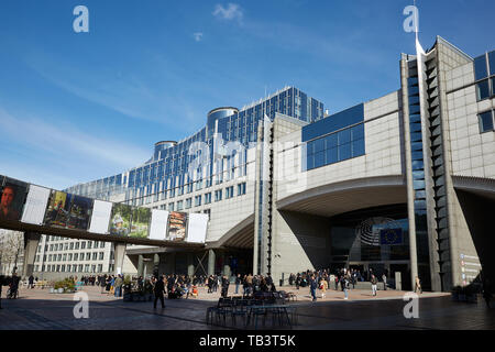 03.04.2019, Brüssel, Brüssel, Belgien - Ansicht von Agora Simone Veil mit dem zentralen Gebäude des Europäischen Parlaments. Die Altiero Spinelli buildin Stockfoto