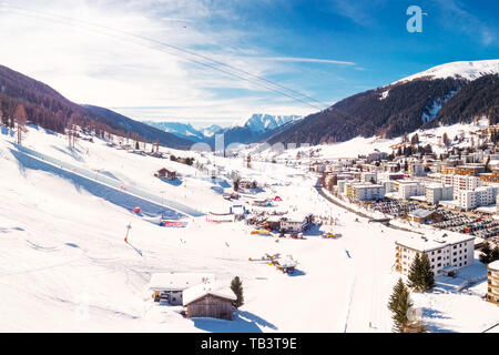 Luftaufnahme von Davos Stadt mit Skipisten im Winter, Graubünden, Schweiz Stockfoto