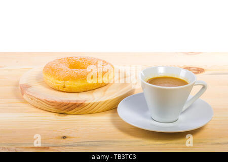 Leckeres Frühstück. Zwei Croissants, ein Donut und Kaffee auf einer hölzernen Oberfläche Stockfoto