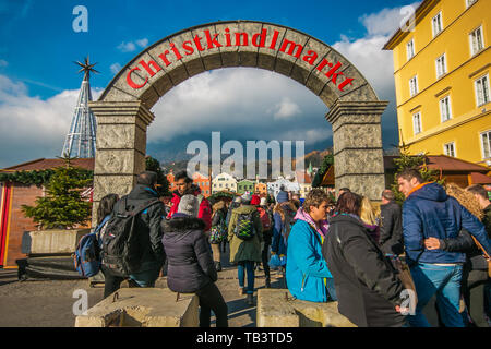 INNSBRUCK, ÖSTERREICH - Dezember 1, 2018: Bogen für den Eingang auf dem Weihnachtsmarkt oder Christkindlmarkt Innsbruck in Österreich Stockfoto