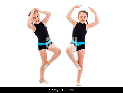 Zwilling Mädchen üben und tun, rhythmische Gymnastik, weißen Hintergrund. Junge Schwester Mädchen tanzen und Spaß haben die rhythmischen gymna Stockfoto