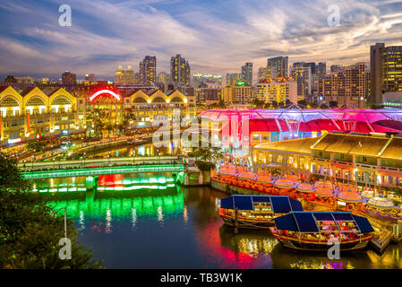 Luftaufnahme von Clarke Quay in Singapur bei Nacht Stockfoto