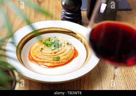Kichererbse einfügen und gerösteten Zwiebeln, orientalischen Imbiss. Stockfoto