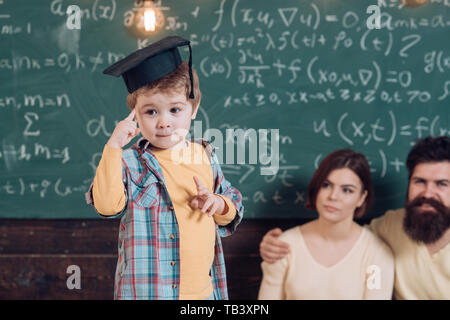 Prüfung und Untersuchung. Little boy Denken auf die Prüfung Frage. Kind in skalenhaube bereit für die Prüfung. Auf die Prüfung ausgerichtet. Stockfoto