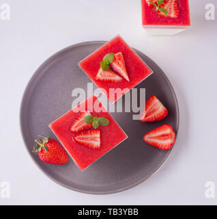 Kokosnuss Eis auf dem Holztisch mit minzeblatt Stockfoto