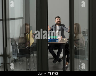 Chef Mitarbeiter die Schuld für schlechte Ergebnisse, Konflikt Stockfoto