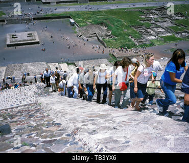 Touristen steigen Die piramid der Sonne in Teotihuacan, Mexiko 2004. Im Salon Malafama als Teil der "Vacaciones' Serie ausgestellt, Mexiko Stadt Stockfoto