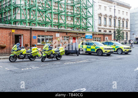 Einsatzfahrzeuge in Smithfield Ambulanz Station, Hosier Lane, Farringdon, London, UK Stockfoto