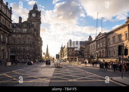 Edinburgh, Großbritannien, 21. Oktober, 2018: Blick auf die Princes Street bei Sonnenuntergang im Herbst. Stockfoto