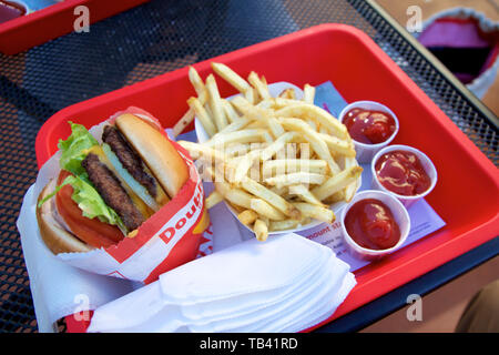 SAN FRANCISCO, California, United States - Jun 25th, 2018: In n Out Double Double Cheeseburger mit Animal Style, Burger mit Protein Stil, und Stockfoto