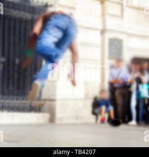 Starke Blur, anonyme Menschen auf den Straßen Europas. Straße Break Dance Show Stockfoto