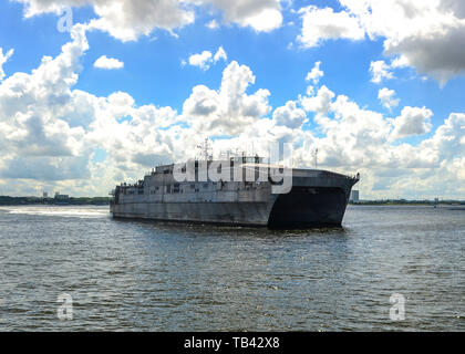 190528-N-FV 739-059 Singapur (28. Mai 2019) Die Military Sealift Command expeditionary schnellen Transport ship USNS Fall River (T-EPF 4) in Sembawang Werften kommt nach Ihrer letzten Pazifische Partnerschaft mission Stop in Thailand. Pazifische Partnerschaft, der nun in seinem 14. Iteration, ist die größte jährliche internationale humanitäre Hilfe und Katastrophenhilfe Abwehrbereitschaft Mission im Indopazifik durchgeführt. Jedes Jahr die Mission Team arbeitet gemeinsam mit Gastgeber und Partner Nationen regionaler Interoperabilität und Disaster Response Funktionen, erhöhen die Sicherheit und die Stabilität in der Regi zu verbessern Stockfoto