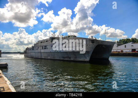 190528-N-FV 739-065 Singapur (28. Mai 2019) Die Military Sealift Command expeditionary schnellen Transport ship USNS Fall River (T-EPF 4) zieht in den Sembawang Kaianlagen nach Ihrer letzten Pazifische Partnerschaft mission Stop in Thailand. Pazifische Partnerschaft, der nun in seinem 14. Iteration, ist die größte jährliche internationale humanitäre Hilfe und Katastrophenhilfe Abwehrbereitschaft Mission im Indopazifik durchgeführt. Jedes Jahr die Mission Team arbeitet gemeinsam mit Gastgeber und Partner Nationen regionaler Interoperabilität und Disaster Response Funktionen, erhöhen die Sicherheit und die Stabilität in der zu verbessern Stockfoto