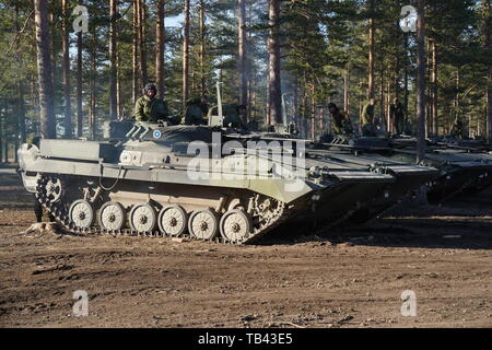 Finnische Armee Soldaten beginnen ihre zugeordneten Fahrzeuge während der Pfeil '19, eine jährliche Finnische multinationale Übung, an der Pojankangas Training Area in der Nähe von Kankaanpaa, Finnland, 15. Mai 2019. Die gemeinsame Ausbildung erhöht die Interoperabilität zwischen US-Militär Service Niederlassungen und die Zusammenarbeit der Nationen, stärkt die kollektive Verteidigung und Sicherheit und baut die Bereitschaft durch starke, strategische Kräfte nach der Mission Ziele des US-European Command. (U.S. Armee Foto von Sgt. LaShic Patterson) Stockfoto