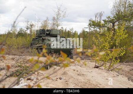 Innerhalb der Stryker Dragoon Fahrzeug, US-Army Soldaten aus der Truppe ächten, 4. Staffel, 2d-Cavalry Regiment der trockenen Iteration der Truppe live fire Übung in der Pojankangas Training Area in der Nähe von Kankaanpaa, Finnland, 15. Mai 2019 durchführen. Die Truppe LFX Teil der Pfeil '19, eine jährliche Finnische multinationale Übung, wo Soldaten ein trockenes und live Iterationen für Ihren Bildschirm und Zone Aufklärung durchgeführt wurde. (U.S. Armee Foto von Sgt. LaShic Patterson) Stockfoto