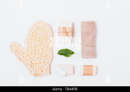Menge der natürlichen Badewanne Kosmetik und Accessoires auf weißem Hintergrund, flach. Stockfoto