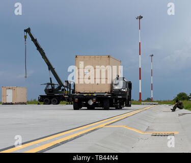 Mitglied der rumänischen Streitkräfte wartet Ausrüstungen auf einem C-17 Globemaster III ab dem 60 Air Mobility Wing, 25. Mai 2019 in Bukarest, Rumänien zu laden. Mit mehr als 730 Mitarbeitern zu Afghanistan, Rumänien ist der 6. größte Truppensteller der NATO der entschlossenen Unterstützung der Bahn, beraten und unterstützen die Mission. Stockfoto