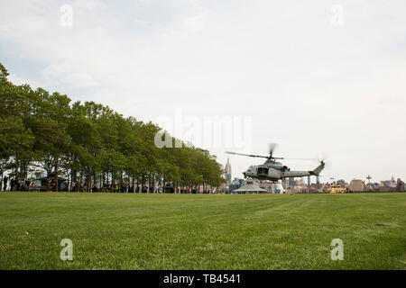 Us-Marines mit Marine Light Attack Helicopter Squadron 269, Marine Flugzeuge Gruppe 29, 2. Marine Flugzeugflügel, in einer UH-1Y Venom Hubschrauber nach einem Fleet Week New York (FWNY) statische Flugzeuge, am Pier ein Park in Hoboken, New Jersey, 23. Mai 2019 ab. FWNY ist eine Gelegenheit für die Bürger von New York City und den umliegenden tristate Bereich zusammen mit Meer Dienstleistungen der Nation durch Engagement für die Gemeinschaft zu kommen, ein besseres Verständnis davon, wie das Meer Dienstleistungen der nationalen Verteidigung der Vereinigten Staaten Unterstützung zu erlangen. (U.S. Marine Corps Foto von Cpl. Matally Tojyea G.) Stockfoto