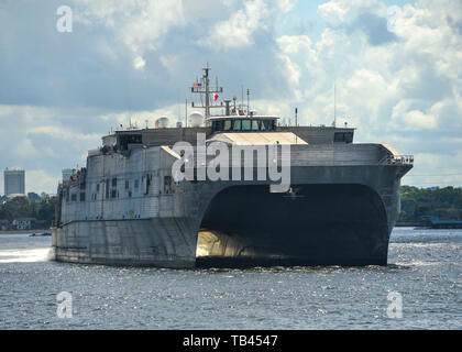 190528-N-FV 739-047 Singapur (28. Mai 2019) Die schnelle expeditionary Transport ship USNS Fall River (T-EPF 4) zieht in den Sembawang Kaianlagen nach Ihrer letzten Pazifische Partnerschaft mission Stop in Thailand. Pazifische Partnerschaft, der nun in seinem 14. Iteration, ist die größte jährliche internationale humanitäre Hilfe und Katastrophenhilfe Abwehrbereitschaft Mission im Indopazifik durchgeführt. Jedes Jahr die Mission Team arbeitet gemeinsam mit Gastgeber und Partner Nationen regionaler Interoperabilität und Disaster Response Funktionen, erhöhen die Sicherheit und Stabilität in der Region zu stärken, und neue ein Stockfoto