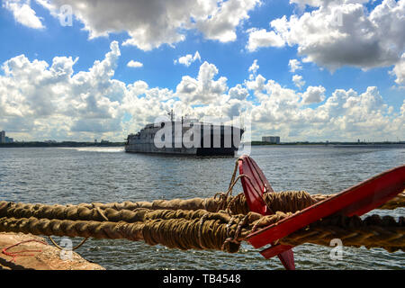 190528-N-FV 739-057 Singapur (28. Mai 2019) Die Military Sealift Command expeditionary schnellen Transport ship USNS Fall River (T-EPF 4) in Sembawang Werften kommt nach Ihrer letzten Pazifische Partnerschaft mission Stop in Thailand. Pazifische Partnerschaft, der nun in seinem 14. Iteration, ist die größte jährliche internationale humanitäre Hilfe und Katastrophenhilfe Abwehrbereitschaft Mission im Indopazifik durchgeführt. Jedes Jahr die Mission Team arbeitet gemeinsam mit Gastgeber und Partner Nationen regionaler Interoperabilität und Disaster Response Funktionen, erhöhen die Sicherheit und die Stabilität in der Regi zu verbessern Stockfoto