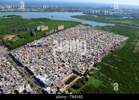 Luftaufnahme der Favela von Rio das Pedras, in der westlichen Zone der Stadt Rio de Janeiro, Brasilien Stockfoto