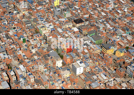 Luftaufnahme der Favela von Rio das Pedras, in der westlichen Zone der Stadt Rio de Janeiro, Brasilien Stockfoto