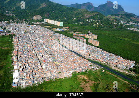 Luftaufnahme der Favela von Rio das Pedras, in der westlichen Zone der Stadt Rio de Janeiro, Brasilien Stockfoto