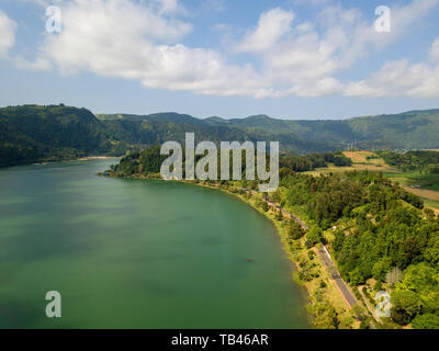 Luftbild des schönen Furnas Lagune in der Azoren. Drone Querformat mit Linien und Texturen im Hintergrund. Blick von oben auf die vulkanischen cra Stockfoto