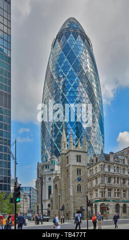 LONDON DIE STADT ST MARY AXE DIE KIRCHE ST ANDREW UNDERSHAFT dominiert von THE GHERKIN SKYSCRAPER Stockfoto