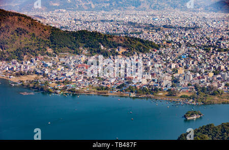 Pokhara Lakeside Gebiet Nepals, mit dem Tal Barahi Temple, von oben gesehen Stockfoto