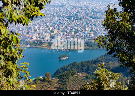 Pokhara Lakeside Gebiet Nepals, mit dem Tal Barahi Temple, von oben gesehen Stockfoto