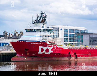 Norwegische DOF Flotte Skandi Barra Plattform und Offshore Supply Schiff angedockt im Hafen Aberdeen, Aberdeen, Schottland, UK Stockfoto