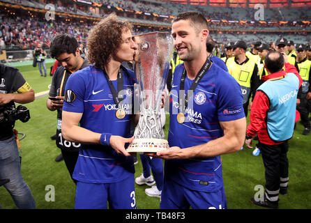 Chelsea's David Luiz (links) und Gary Cahill feiern mit der Trophäe nach dem UEFA Europa League Finale im Olympiastadion, Baku, Aserbaidschan. Stockfoto